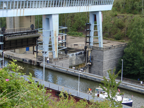 Les bateaux entrent dans le bac à la butée aval