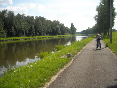 Le long du nouveau canal à Fauquez