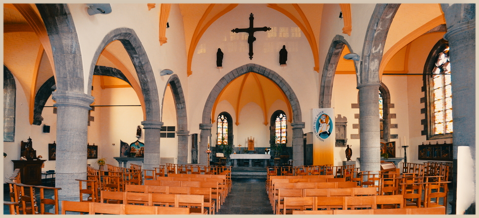 L'intérieur de l'église de Ronquières