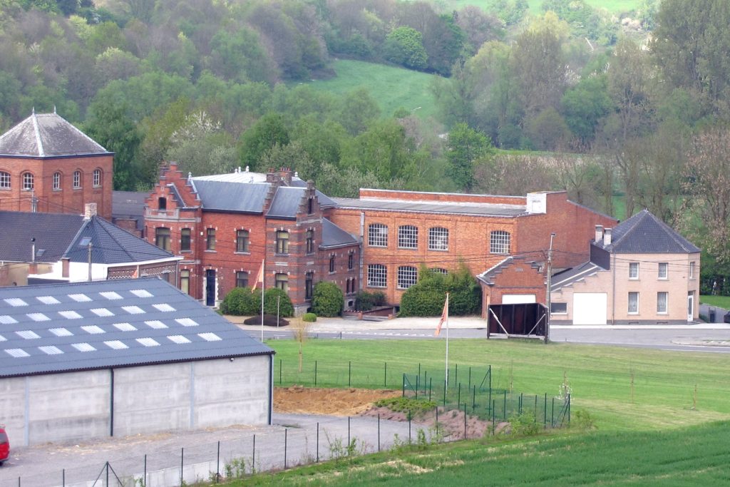 La villa Catala entourée des anciens batiments de la filature en 2011